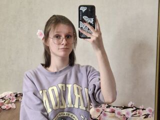 camslut showing tits ArletteSpenner