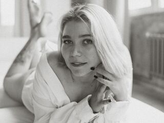 hot cam girl fingering shaved pussy BreanaAlosta