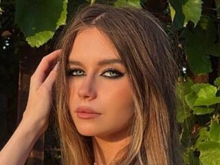 camslut spreading pussy BrunaKiebler