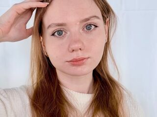 girl fingering bald pussy CreolaMarn