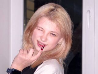 naughty cam girl fingering shaved pussy DaisySponholz