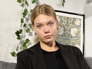 camgirl video chat room DonellaAndra