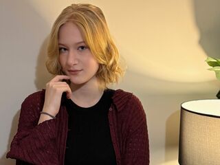 camgirl playing with dildo ElzaMays