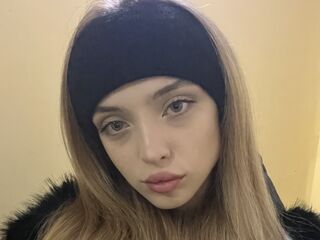 girl showing tits EmiliSkay