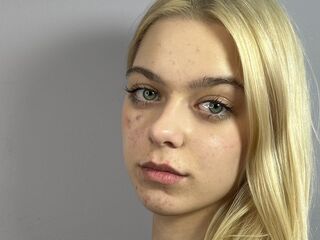 cam girl playing with vibrator GerryThoburn