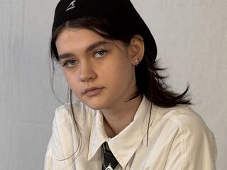 beautiful webcam girl LeannMolineaux