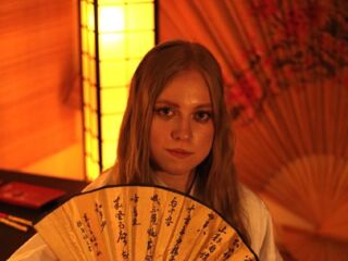 naughty cam girl MandiKressierer