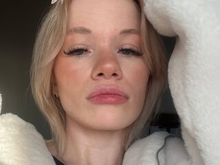 camslut showing pussy RenitaKoo