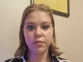 topless webcamgirl SaturninaLeavitt